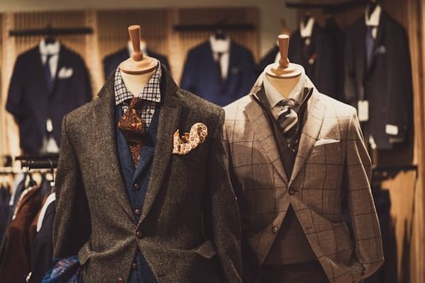How to Select the Right Fabric for a Tailored Suit to Ensure Longevity?